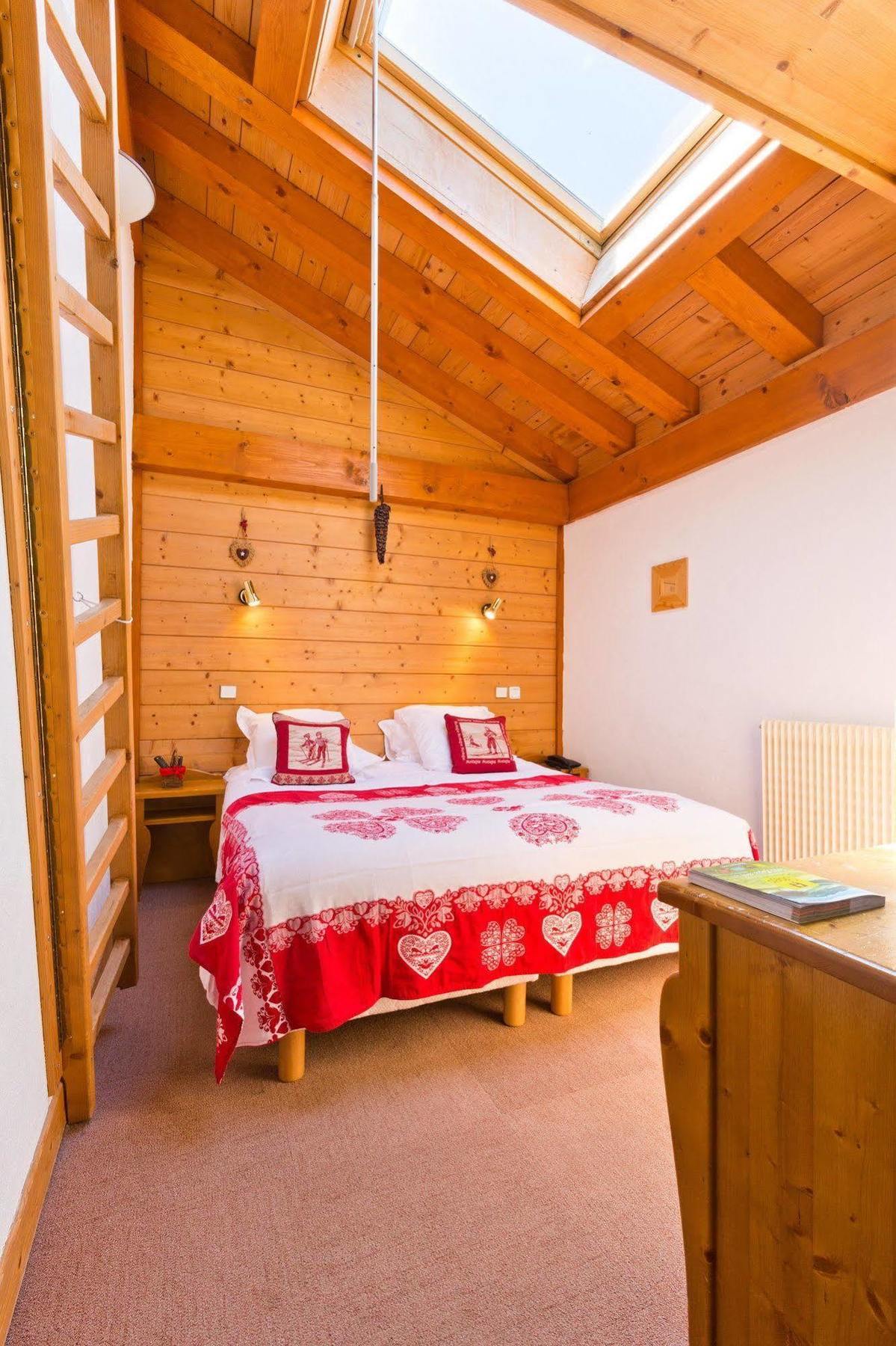 Chalet Hotel Aiguille Blanche Logis เลส์เฌต์ ภายนอก รูปภาพ